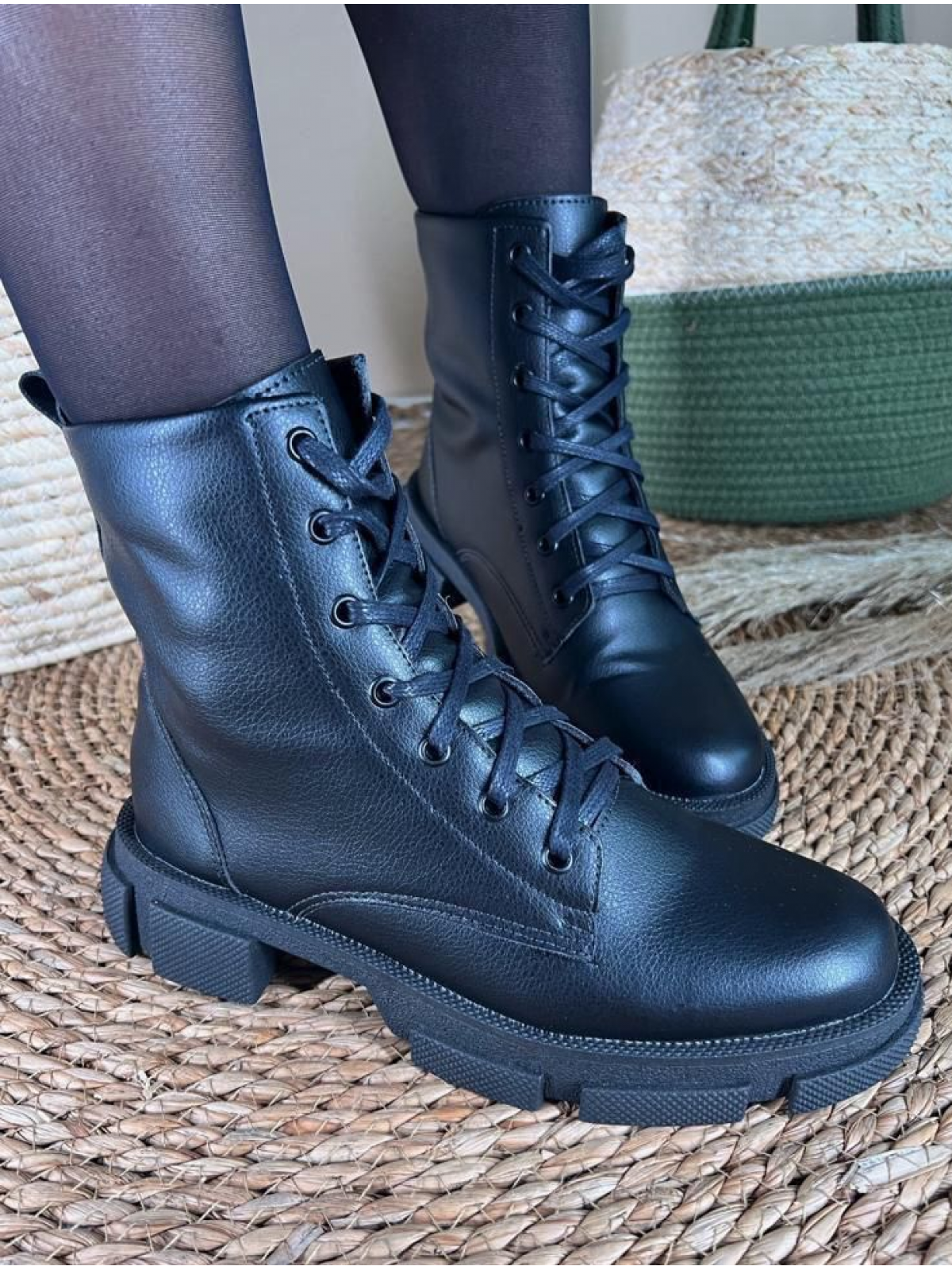 Bota Coturno Feminina em Couro Sintético PretoBC901
